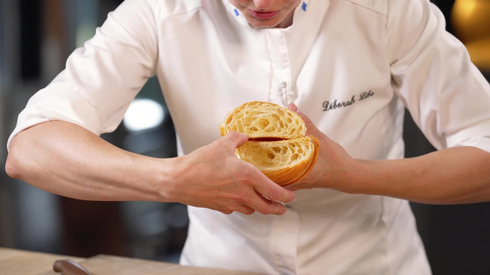 Déborah Libs montre l’alvéolage d’un croissant coupé en deux