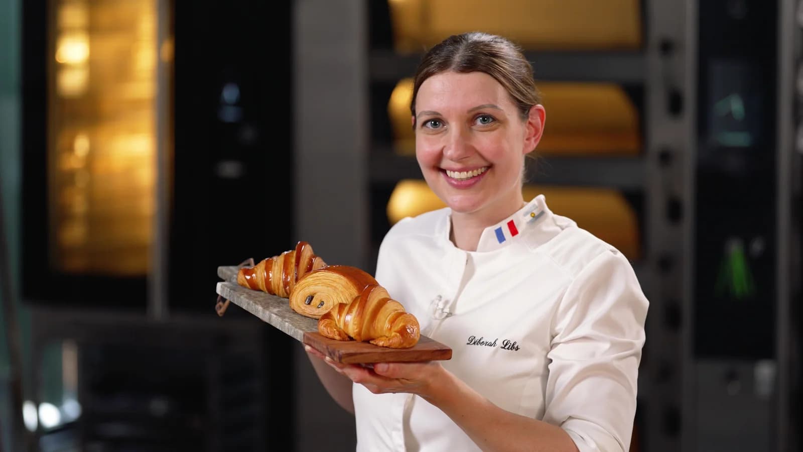 Déborah Libs présente ses viennoiseries dans son laboratoire